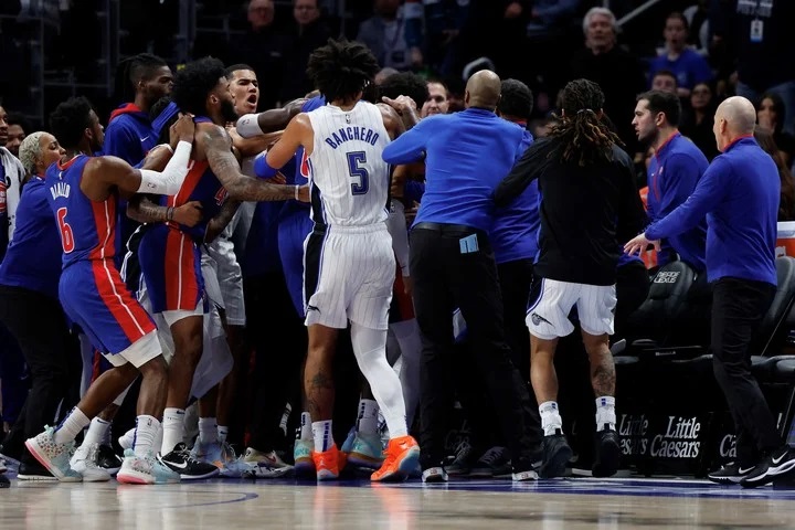 Un jugador de la NBA terminó noqueado tras un golpe por la espalda